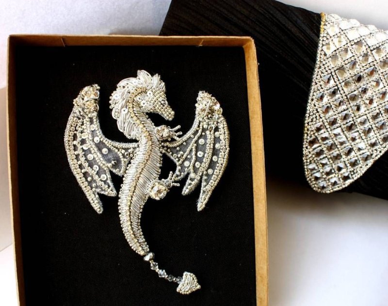 Брошка из бисера дракон