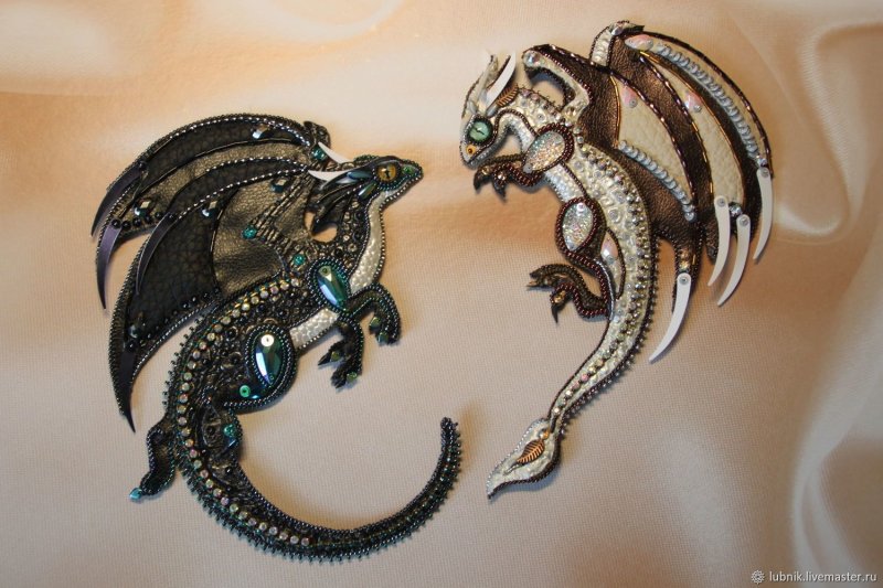 Брошка из бисера дракон