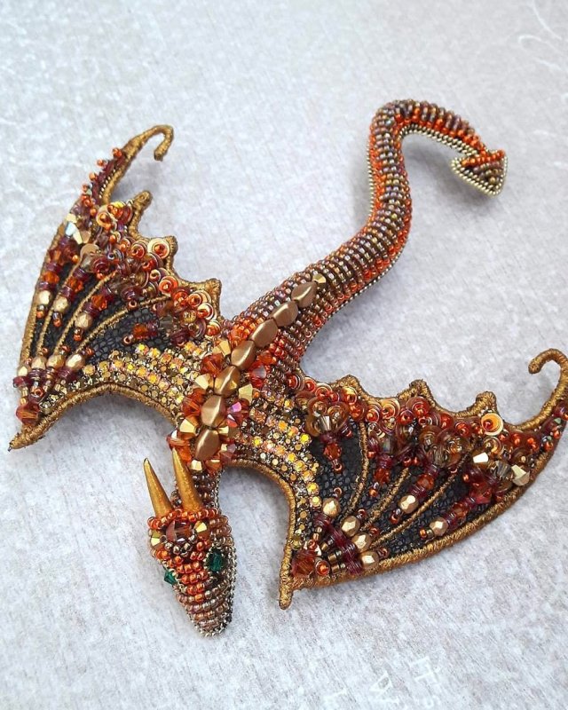 Брошка из бисера дракон