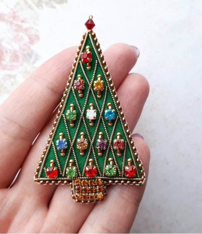 Брошь елка из бисера