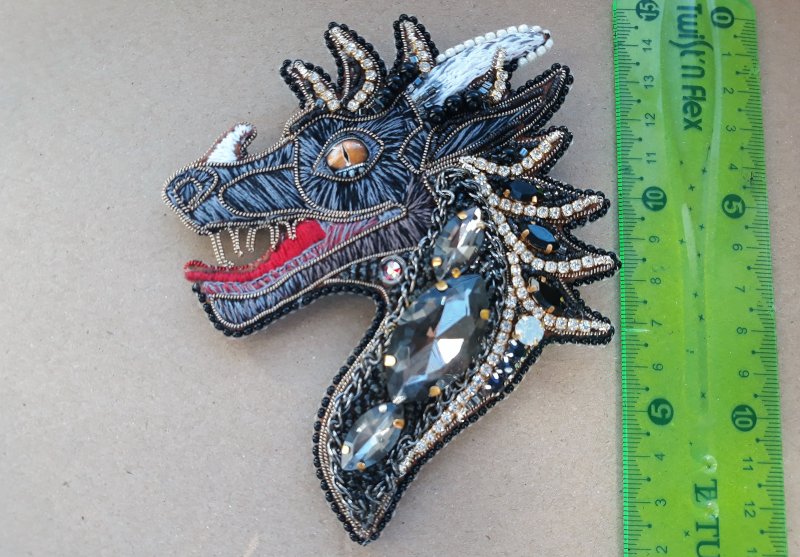 Брошка из бисера дракон