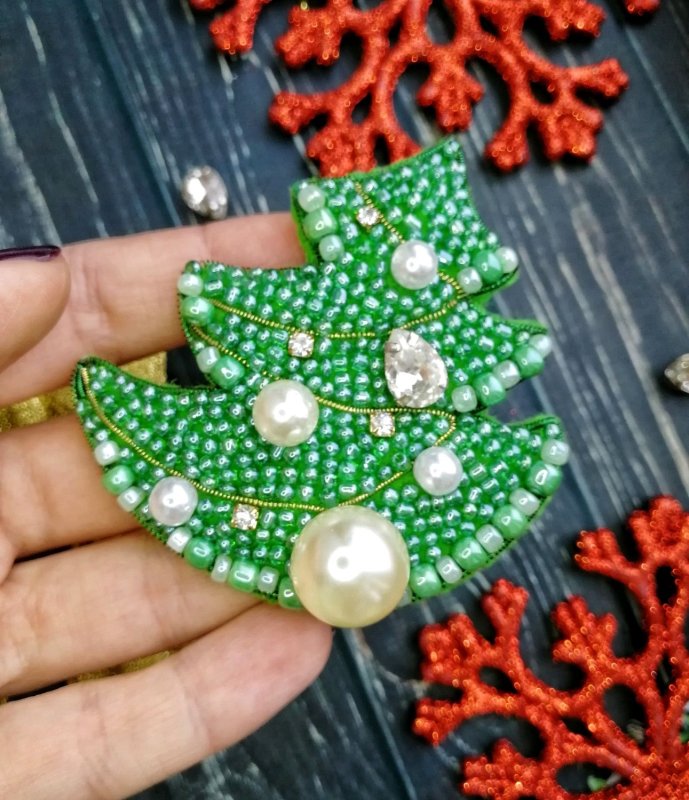 Брошка из бисера елка