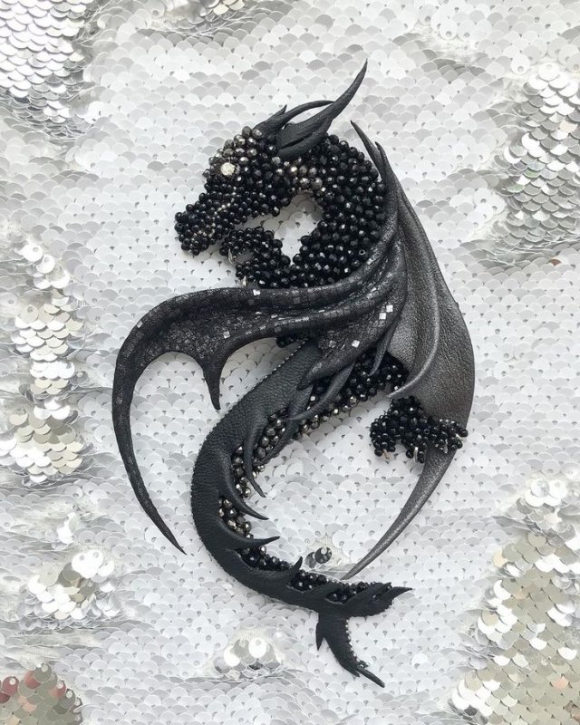 Кулон дракон из бисера