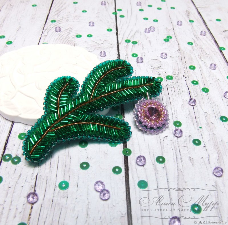 Брошка елочка из бисера