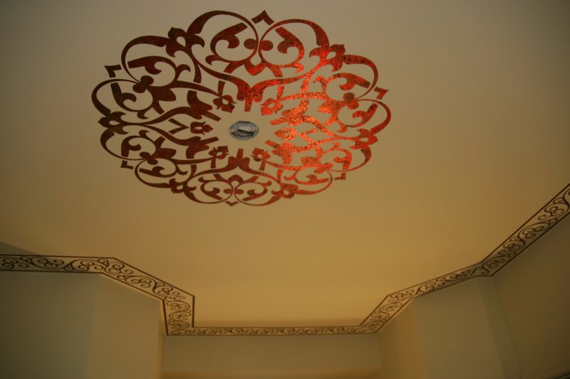 Орнамент на потолке