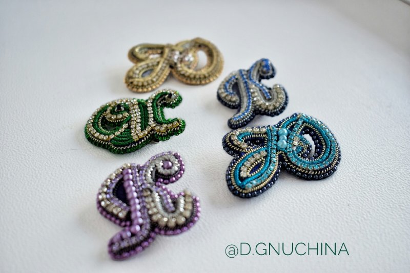 Брошь из бисера буква