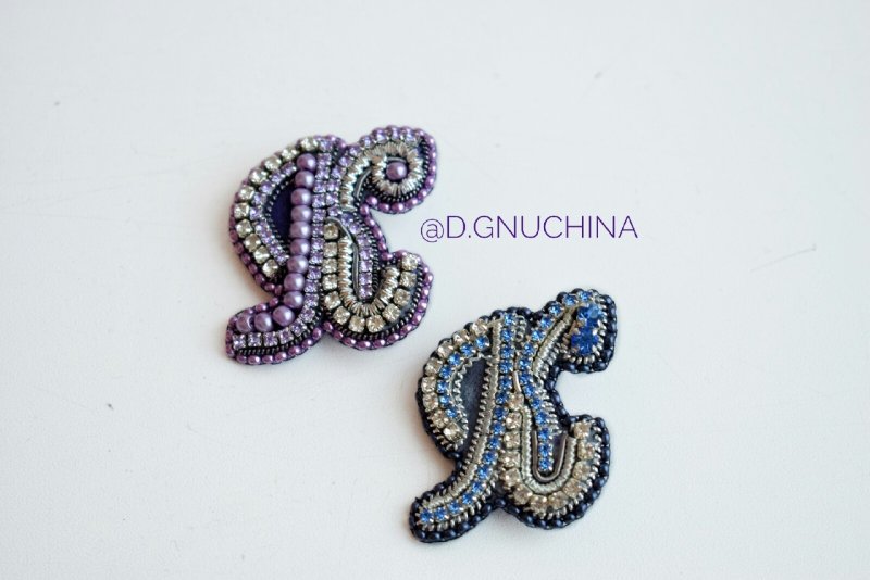 Броши буквы из бисера на фетре