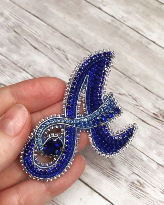 Буквы в бисере брошки