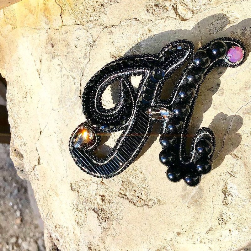 Брошки из бисера буквы