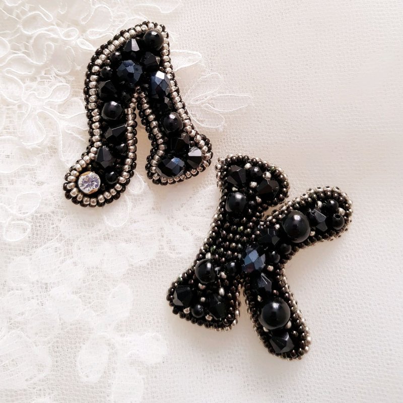 Именная брошь из бисера