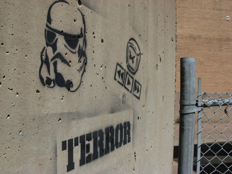 Трафаретные надписи на стенах