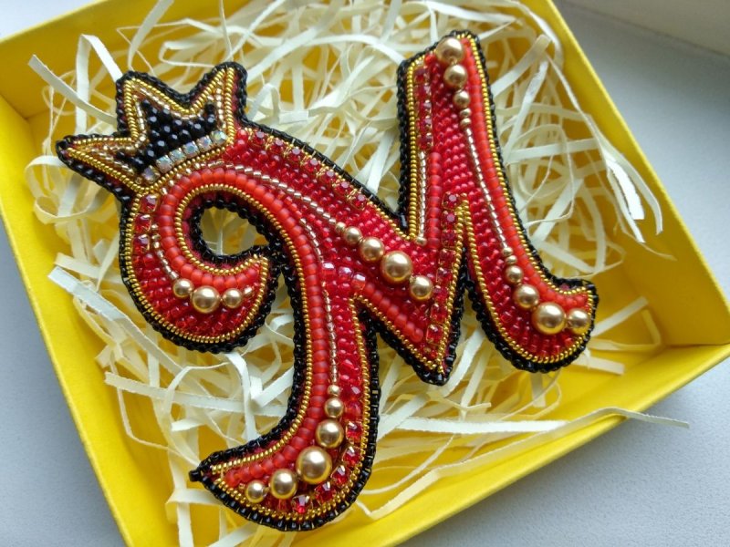 Бисерные броши буквы