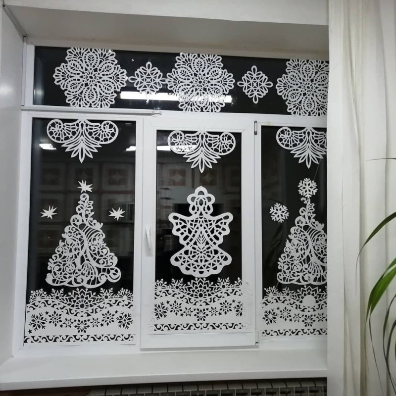 Зимние украшения на окна