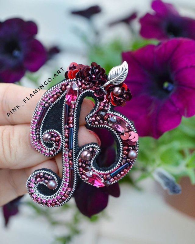 Брошки из бисера буквы