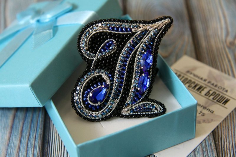 Брошь из бисера буква