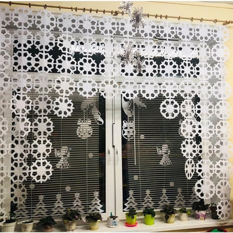 Шторки из снежинок на окне