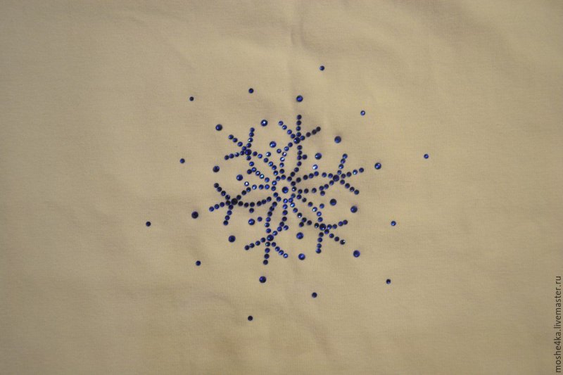 Снежинка из стразов