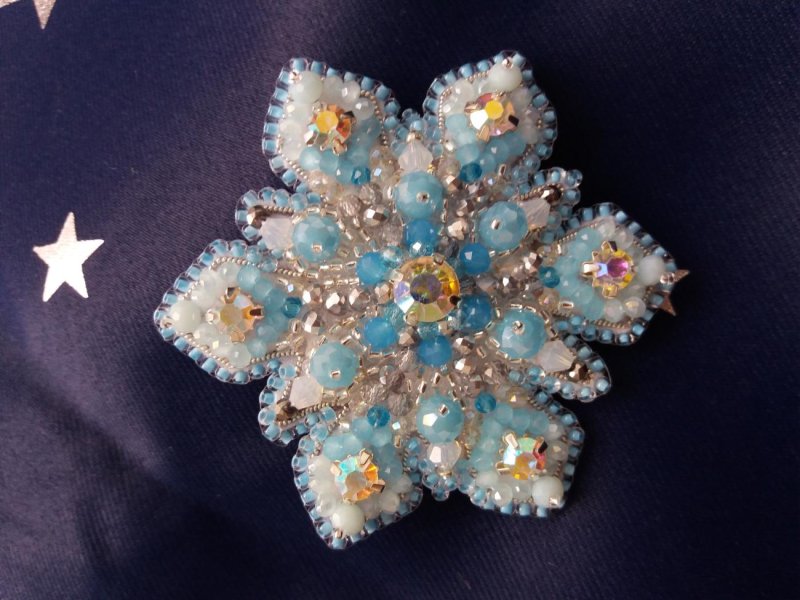 Брошь Снежинка из бисера на фетре