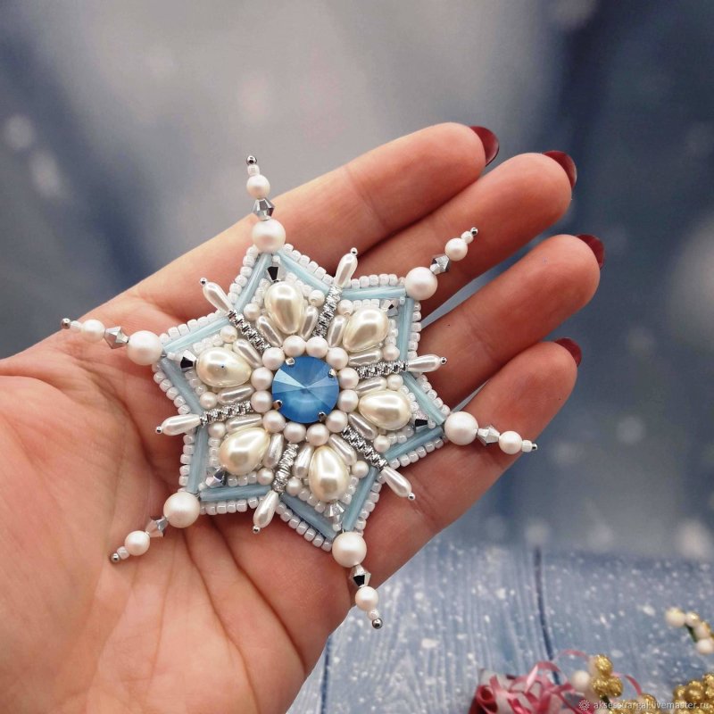 Брошка из бисера Снежинка