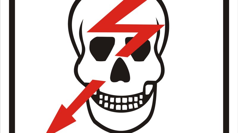 Знаки электробезопасности с черепом