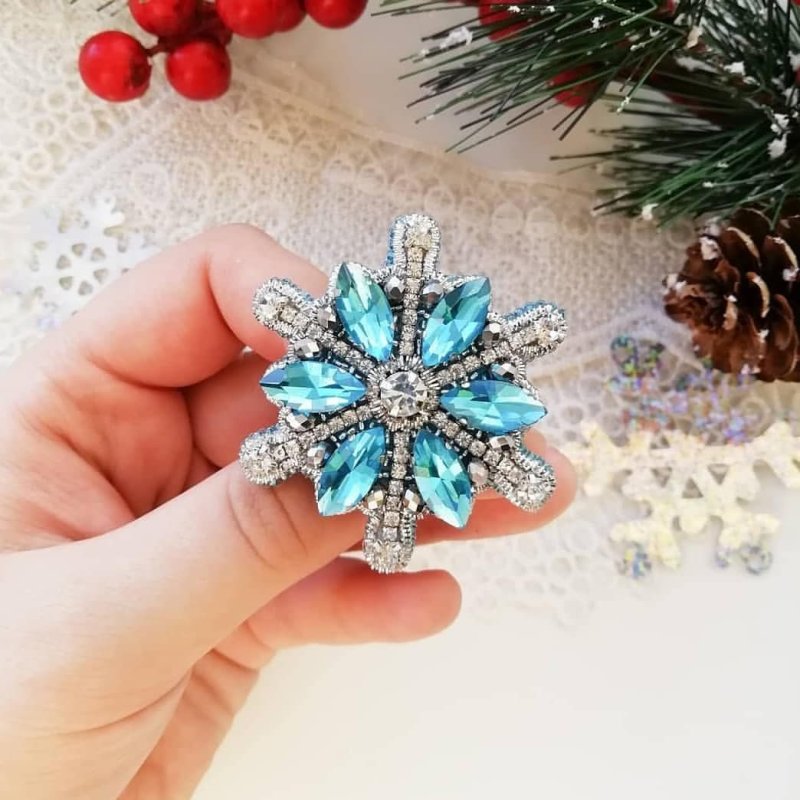 Брошь Снежинка из бисера на фетре
