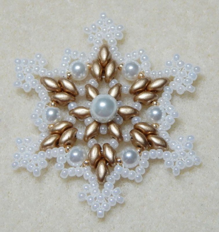 Снежинки из бисера