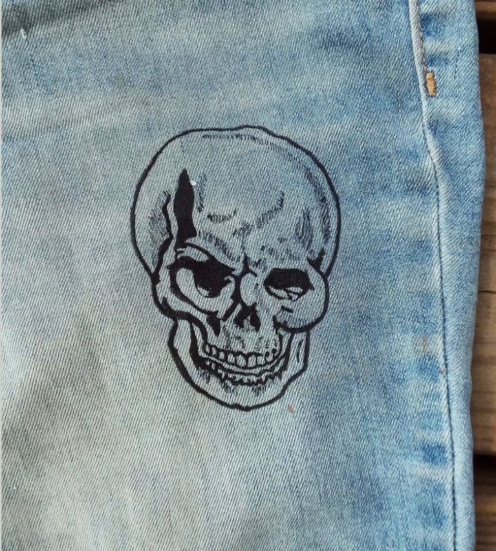 Джинсы с черепами