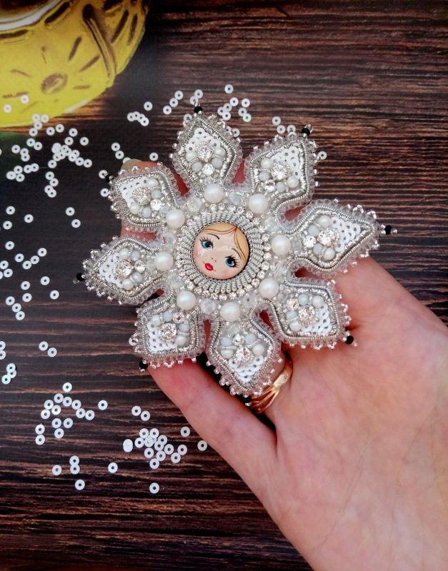 Брошь Снежинка из бисера