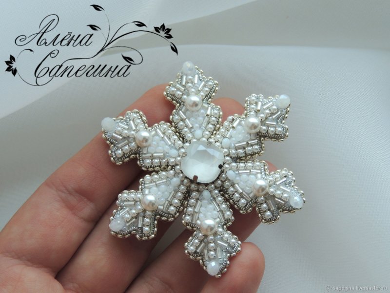 Брошь Снежинка бисер