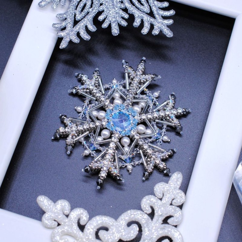 Брошь Снежинка вышитая