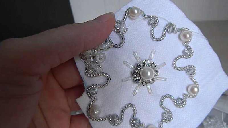 Снежинка вышитая бисером на фетре