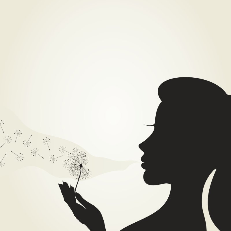 Девочка дует на руку