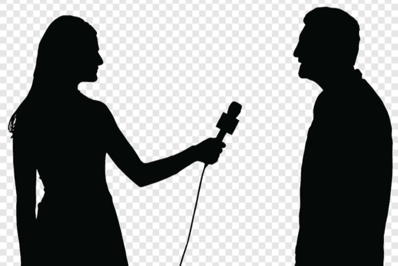 Интервьюер с микрофоном