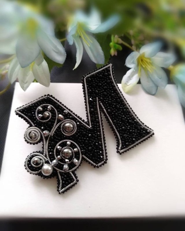 Брошь буква а