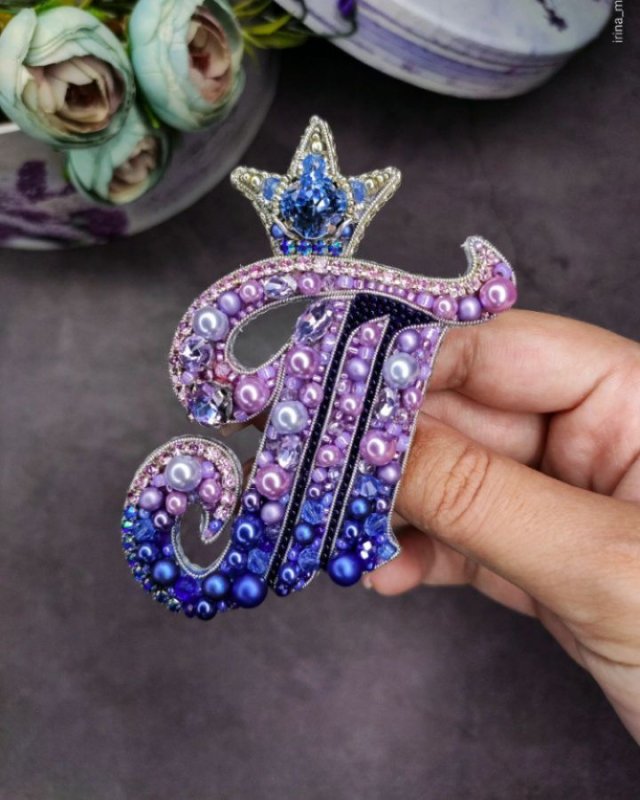 Брошь из бисера буква