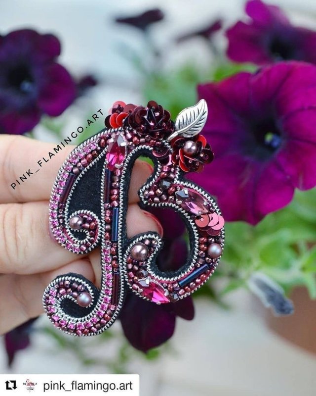 Именная брошь из бисера