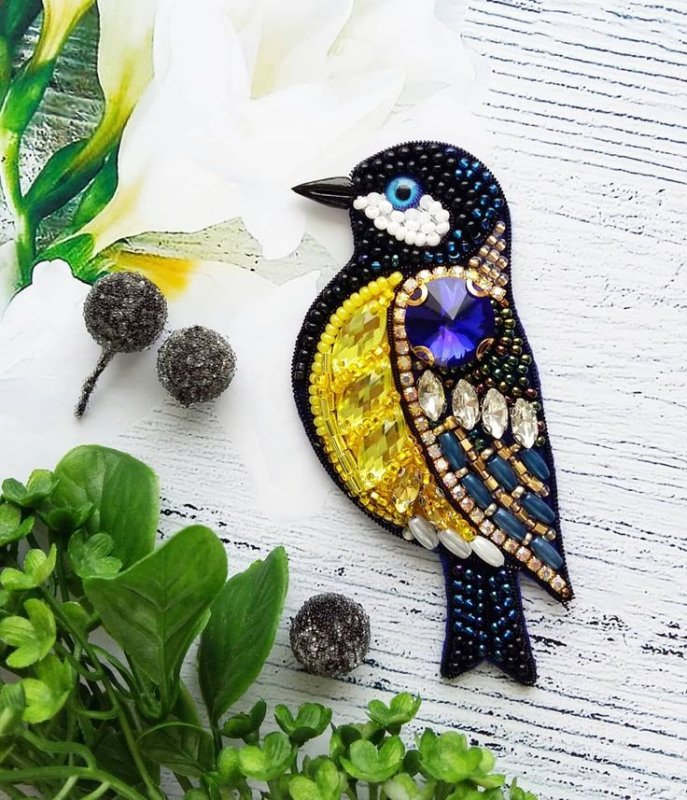Брошь птичка из бисера