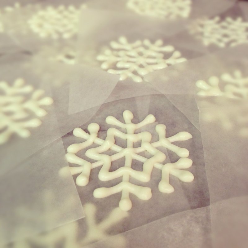 Декор торта снежинки