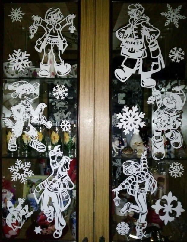Новогодние вырезки для украшения окон