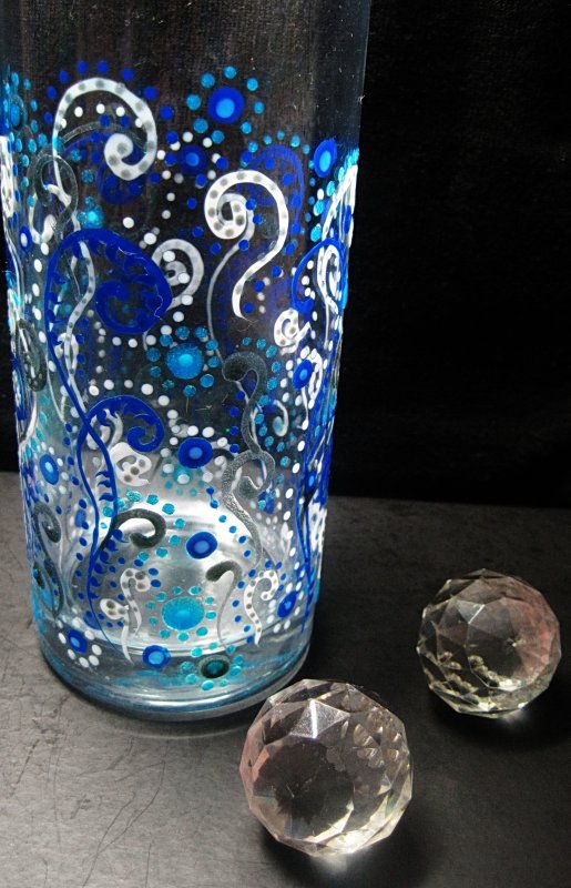 Точечная роспись по стеклу акриловыми красками