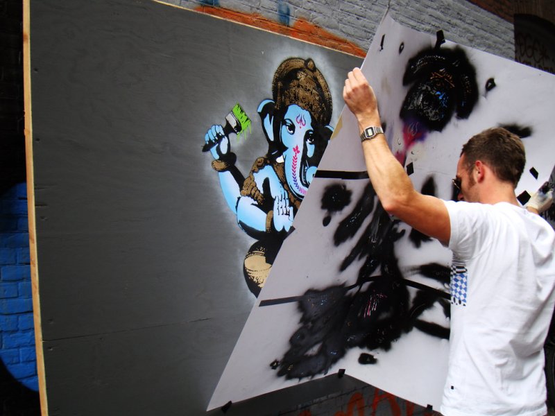 Рисунок баллончиком по трафарету