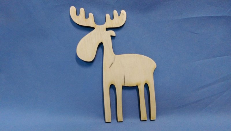 Фигурка оленя из дерева