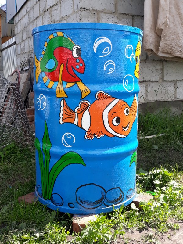 Разукрашенные бочки в саду