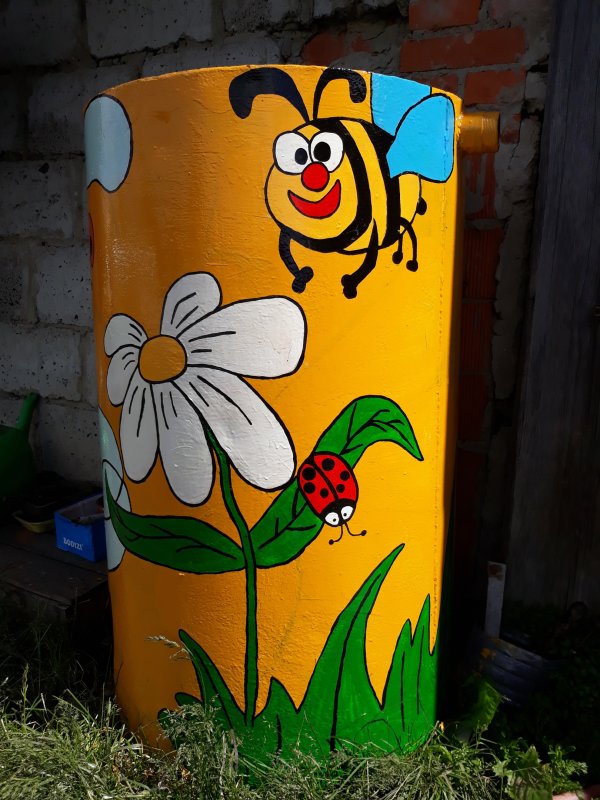 Разрисованные бочки на даче