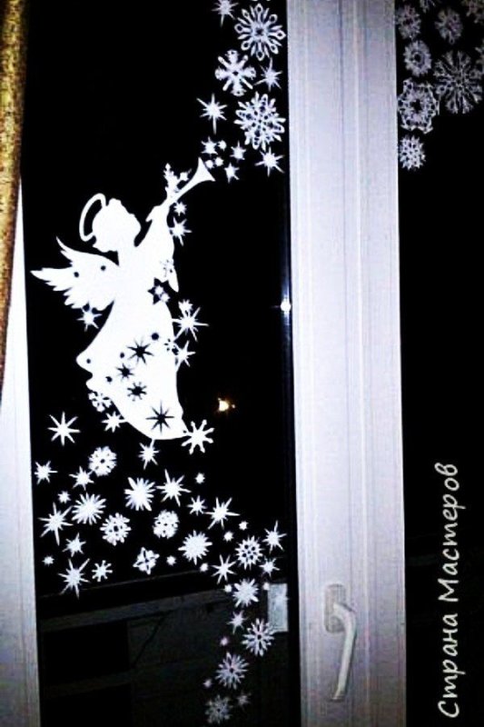 Композиция из снежинок на окно