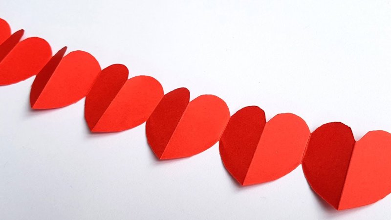 Гирлянда из бумажных сердечек