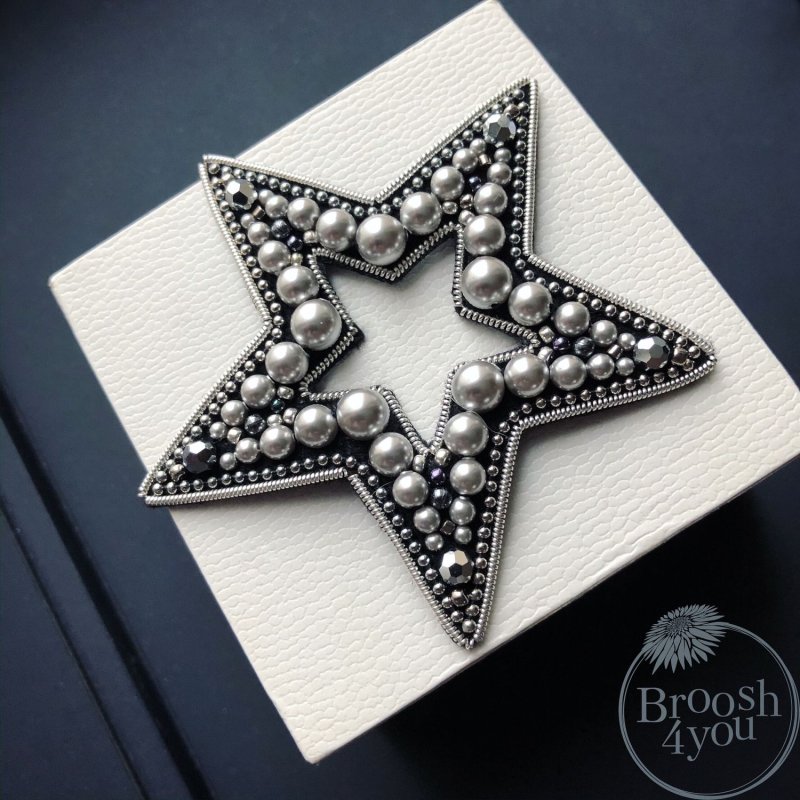 Брошка звезда из бисера
