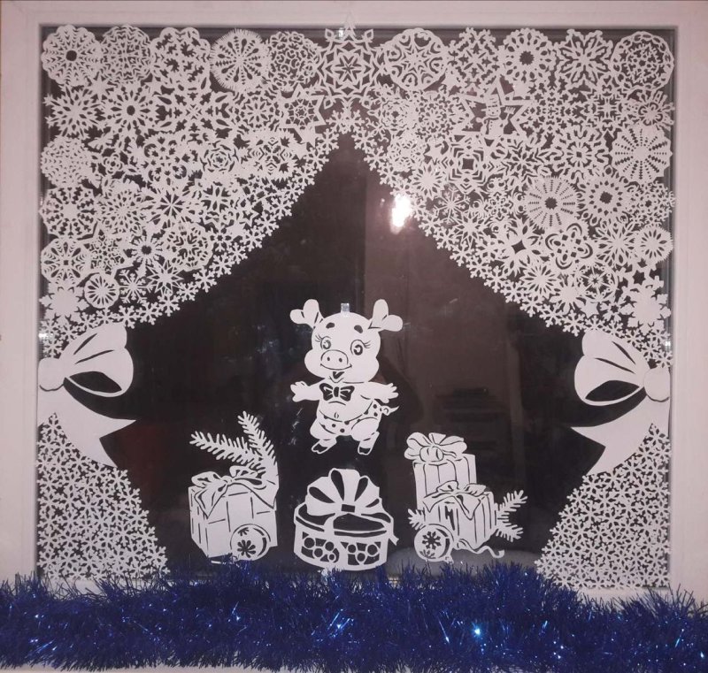 Новогоднее окно шторка из снежинок