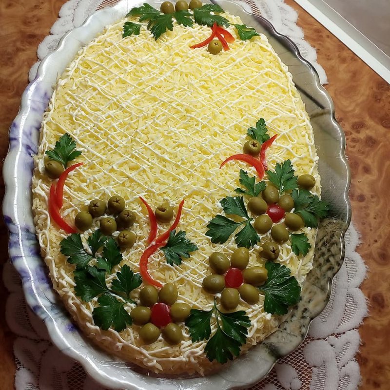 Необычное украшение салатов