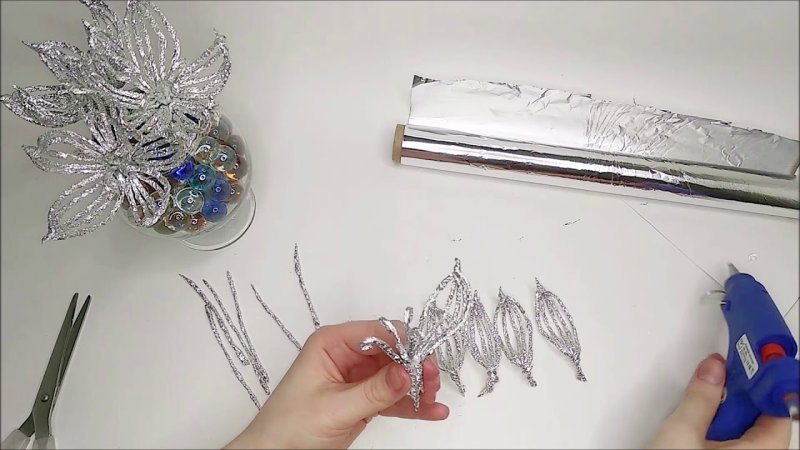 Поделка из фольги цветок